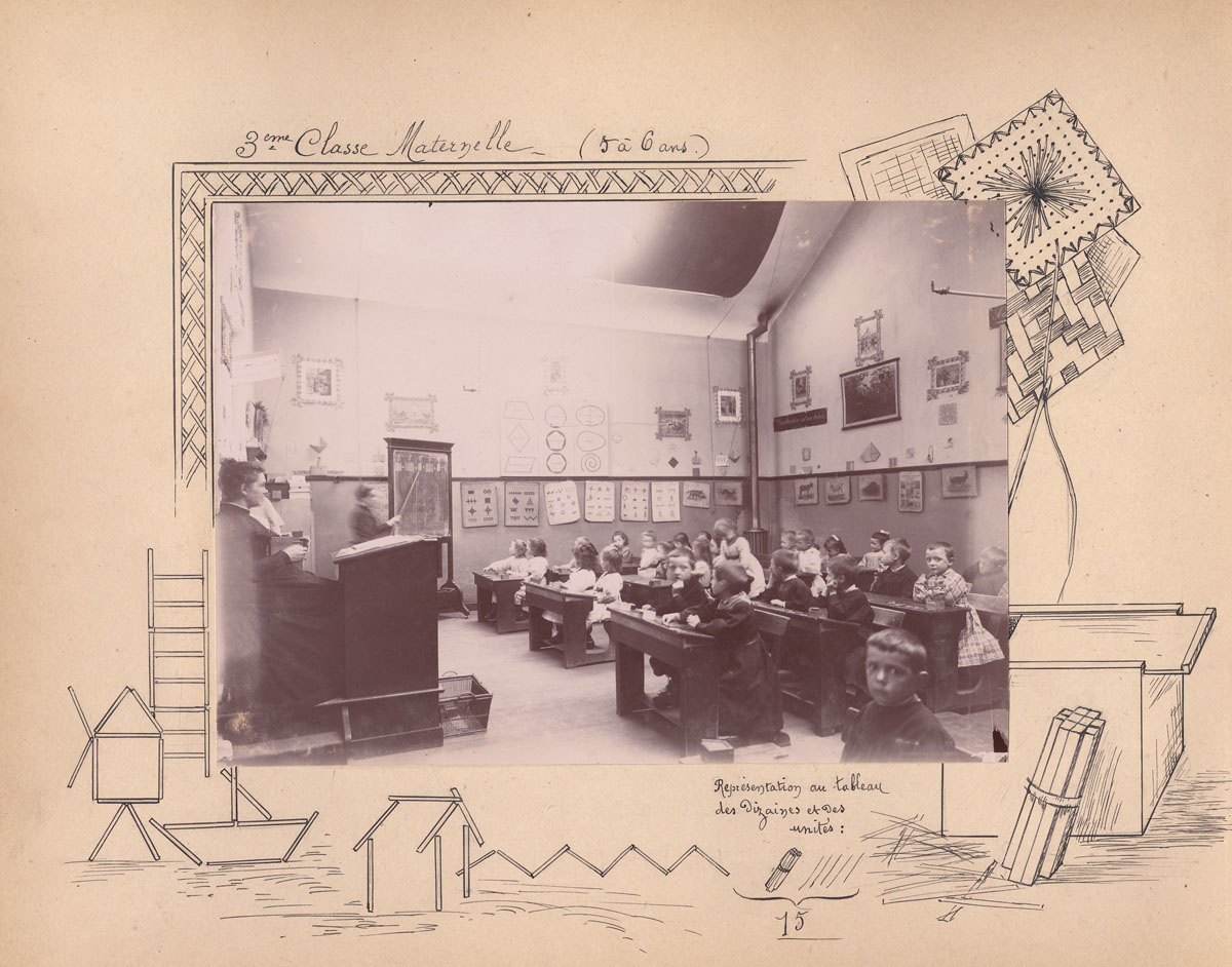 La photographie montre une classe des écoles du Familistère.