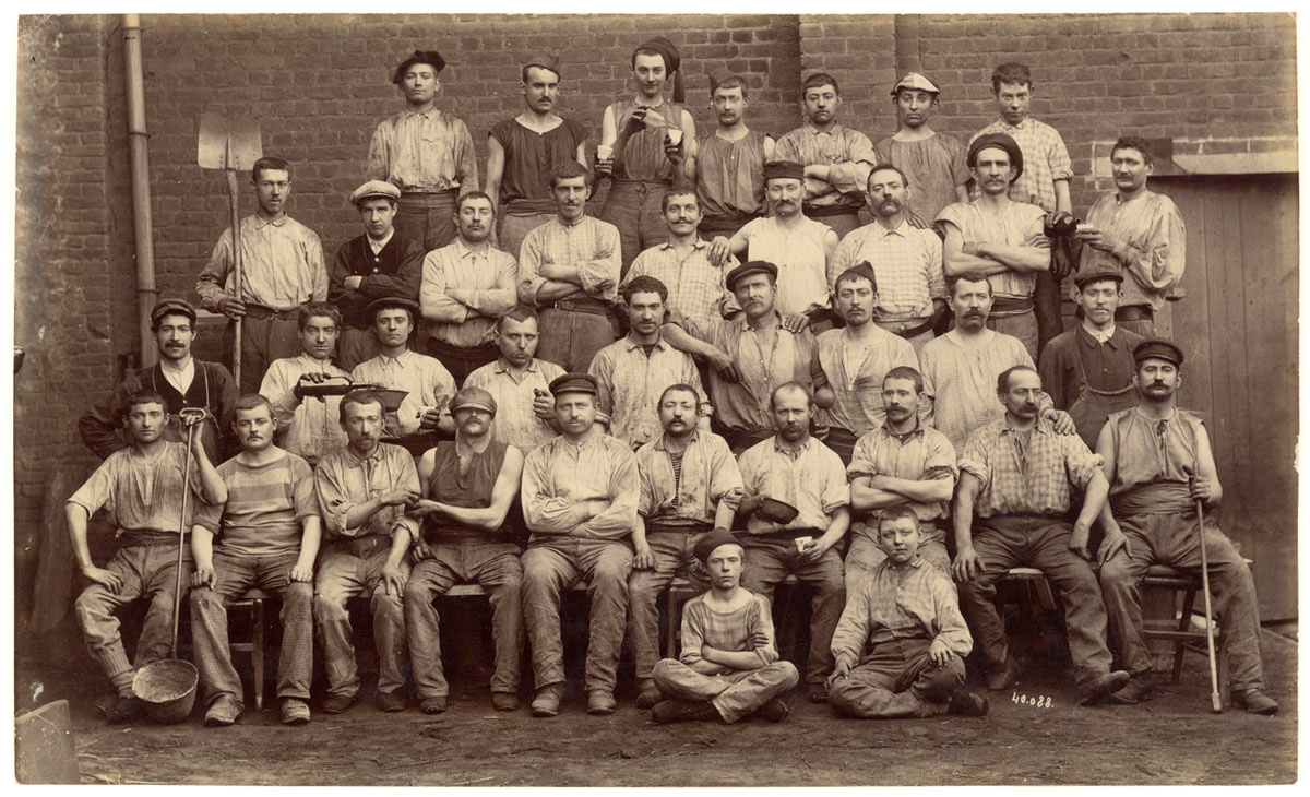 La photographie montre un groupe d'ouvriers de la fonderie du Familistère