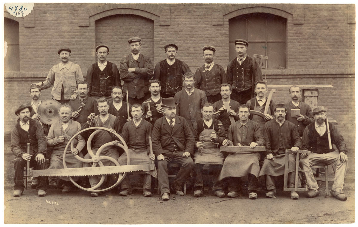 La photographie montre le personnel de la menuiserie de l'usine du Familistère