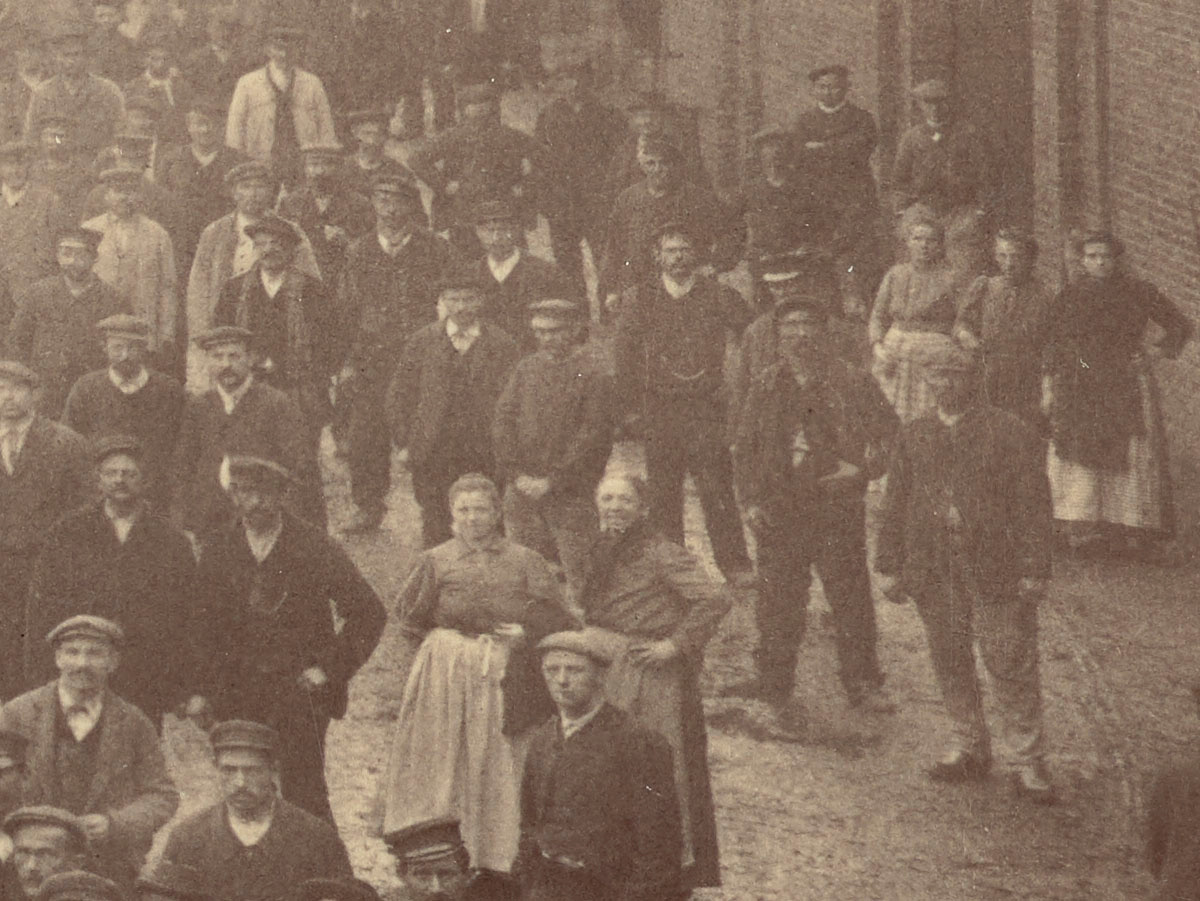 Détail de la photographie de l'ensemble du personnel de l'usine du Familistère