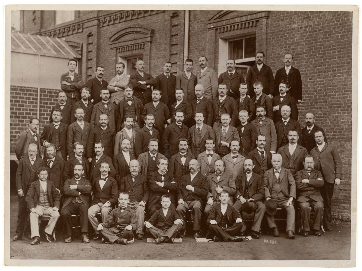 La photographie représente les employés des bureaux de l'usine du Familistère.