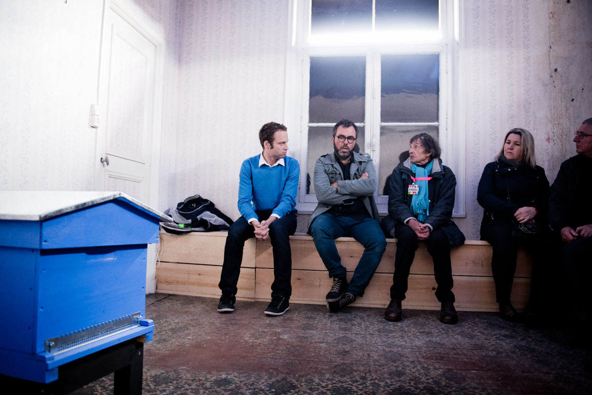 La photographie montre une visite de la chambre de pollinisation du Familistère.