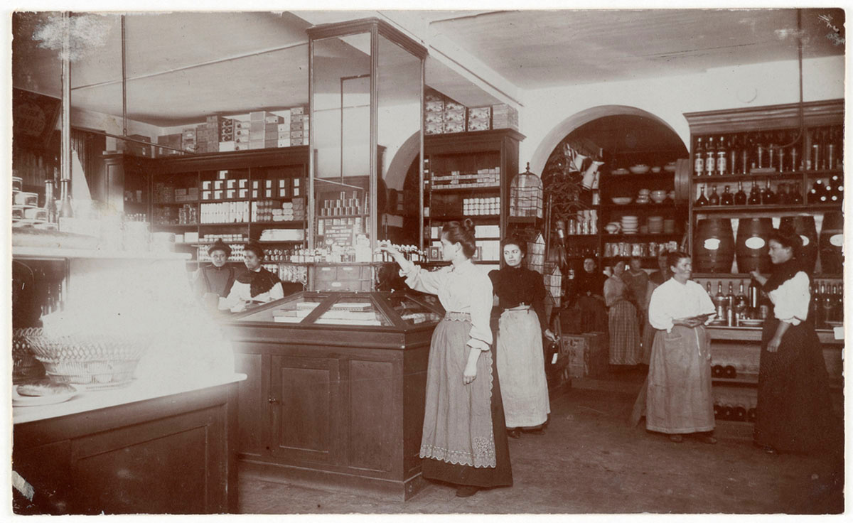 La photographie montre l'intérieur de l'épicerie du Familistère