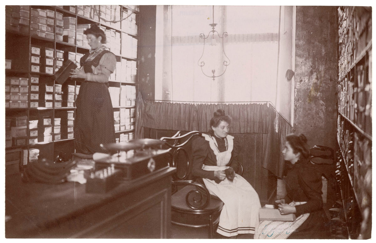 La photographie montre le rayon des chaussures dans la mercerie du Familistère.