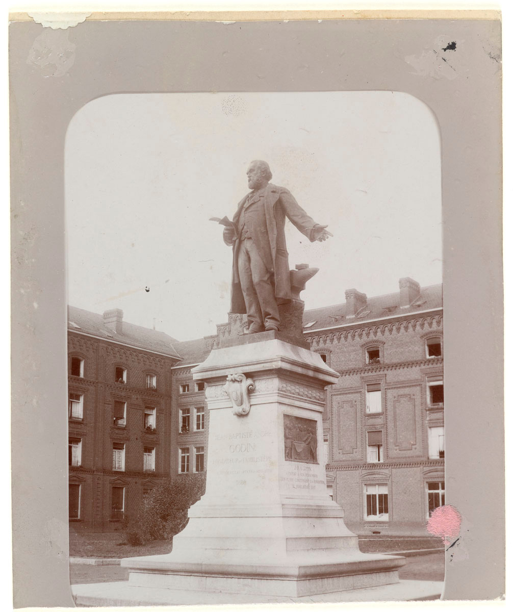 Verso de la photographie des préparatifs de la fête de l'Enfance.