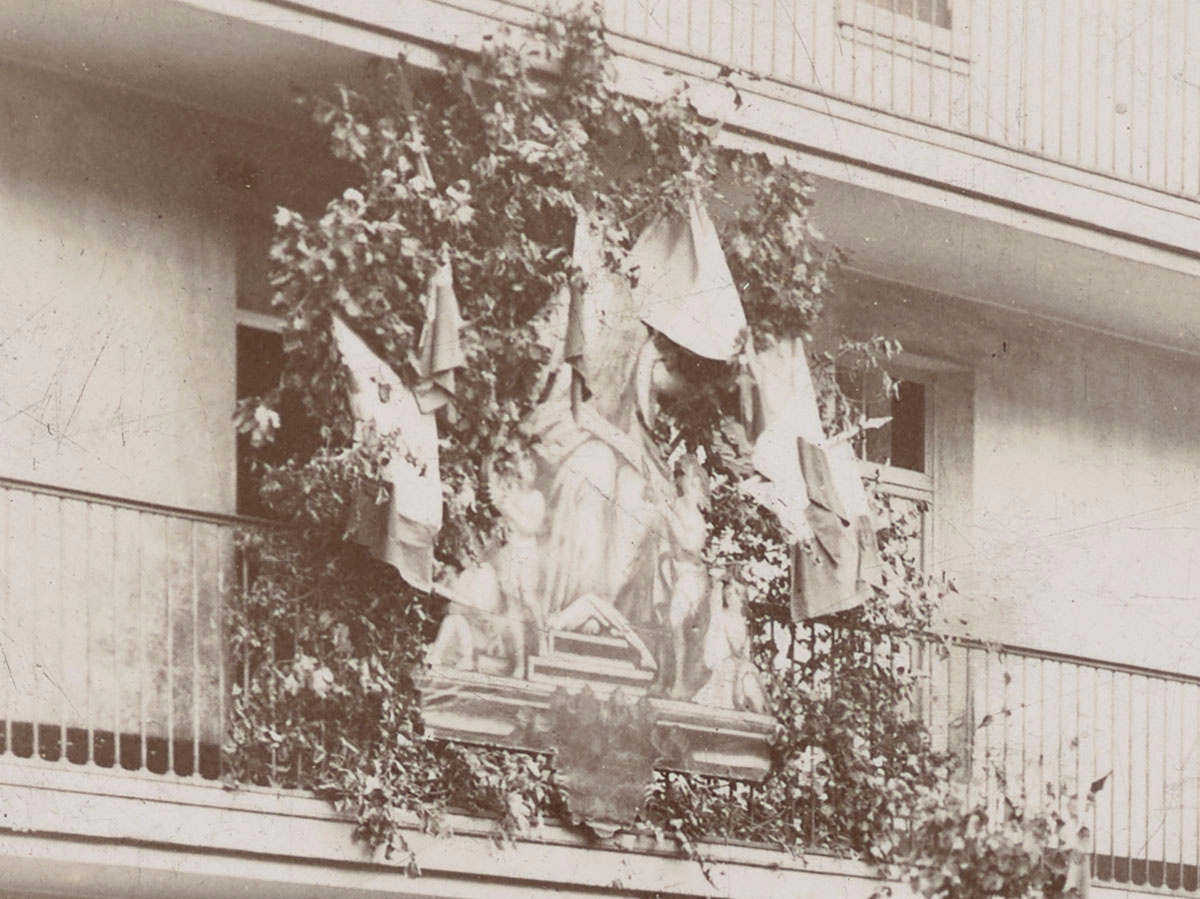 Détail de la photographie des préparatifs de la fête de l'Enfance.