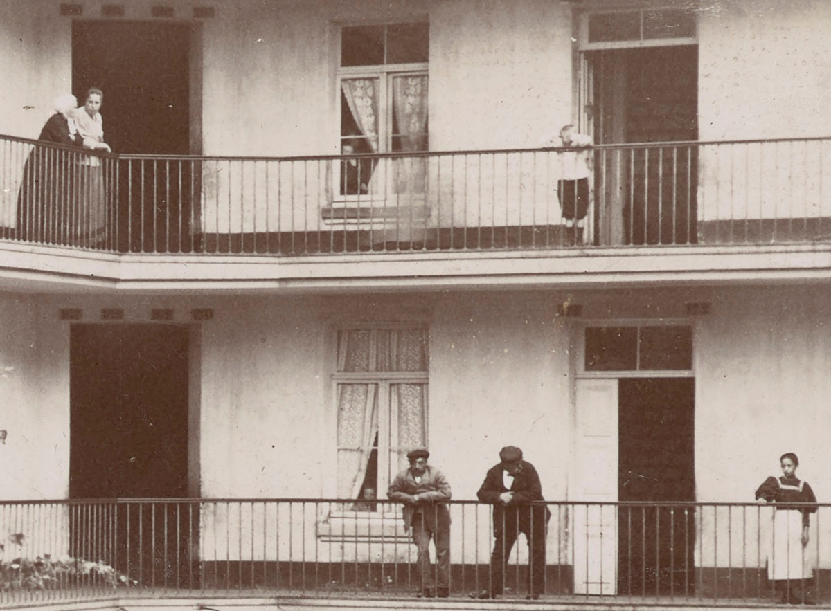 Détail de la photographie des préparatifs de la fête de l'Enfance.