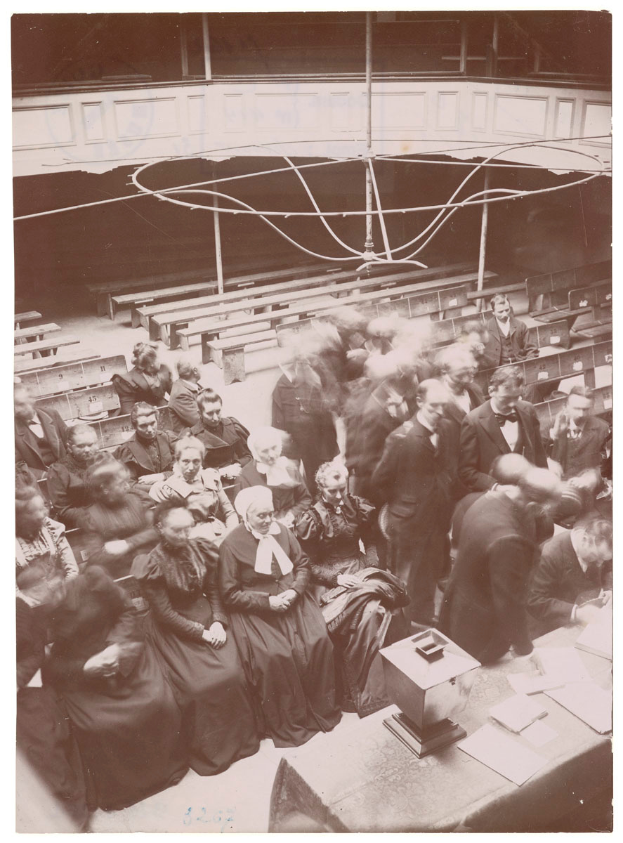 La photographie montre une réunion dans le théâtre du Familistère.
