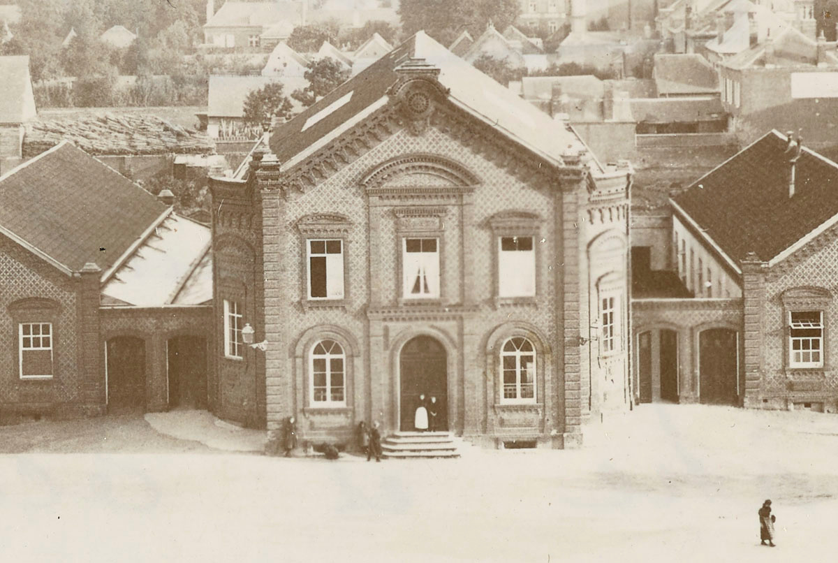 Lé détail de la photographie montre le théâtre du Familistère.