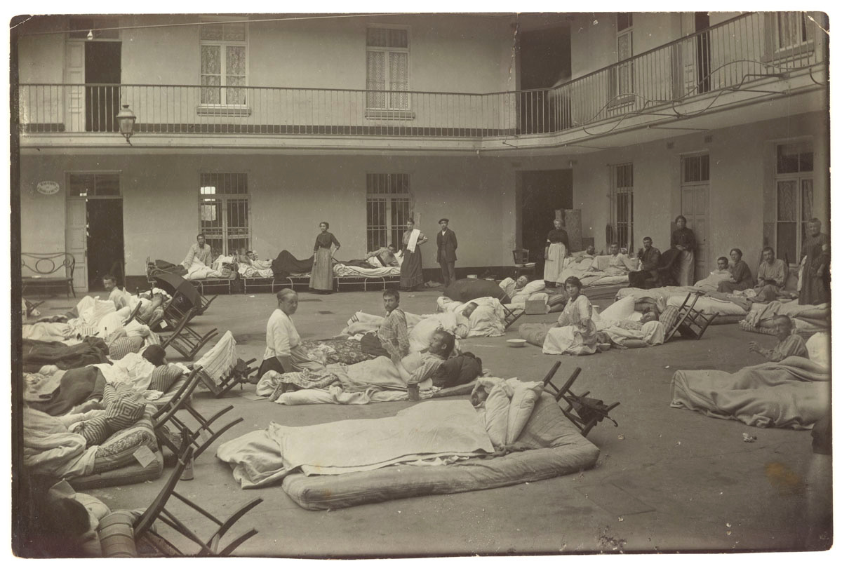 La photographie montre des soldats blessés dans la cour du pavillon central.