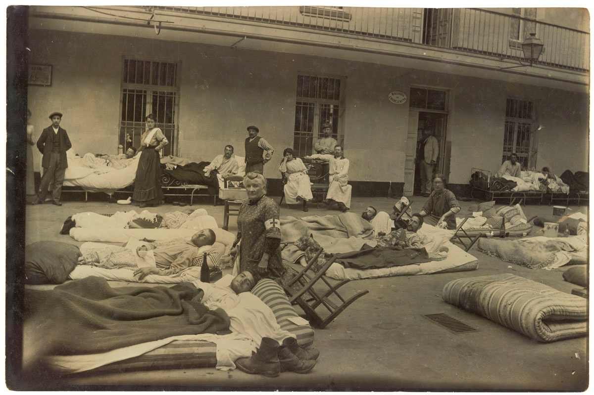 La photographie montre des soldats blessés couchés dans la cour du pavillon cent