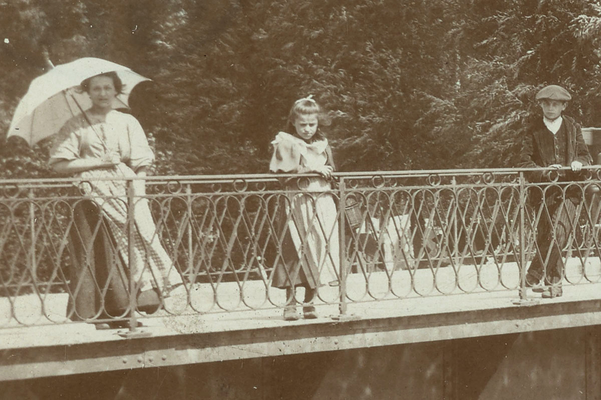 Le détail montre les personnes posant sur le pont.