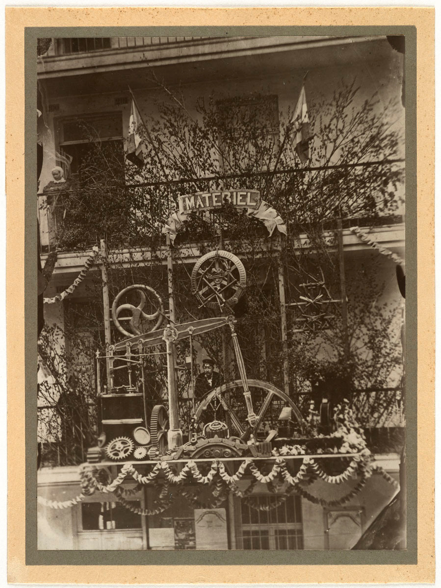 La photographie montre le trophée de l'atelier du matériel de l'usine du Familis