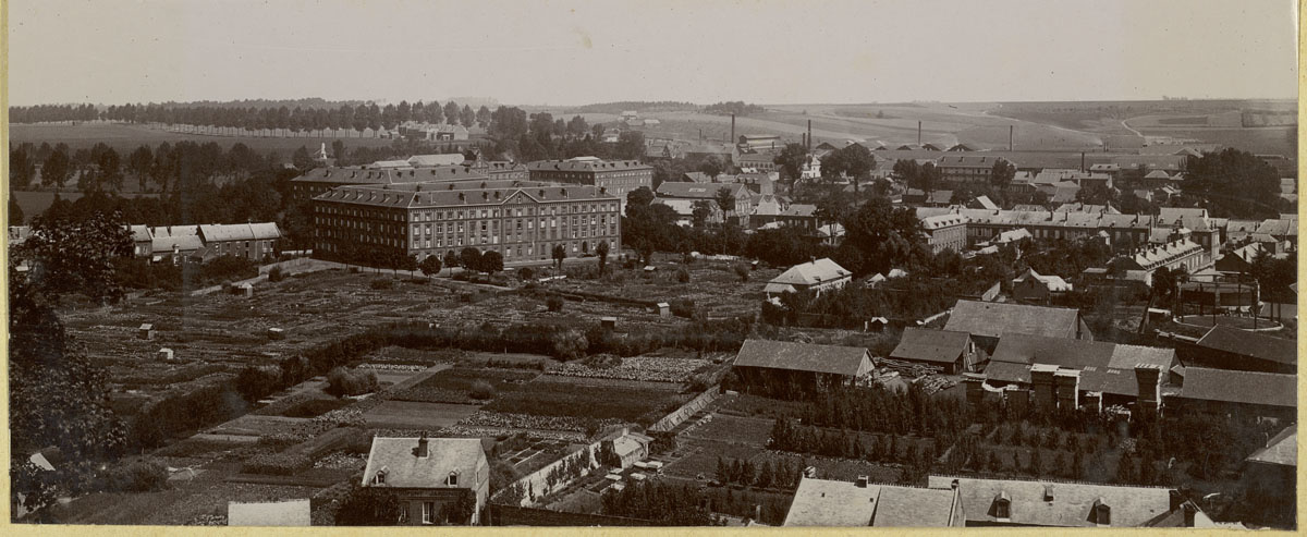 La photographie montre un panorama du Familistère vu de l'ouest