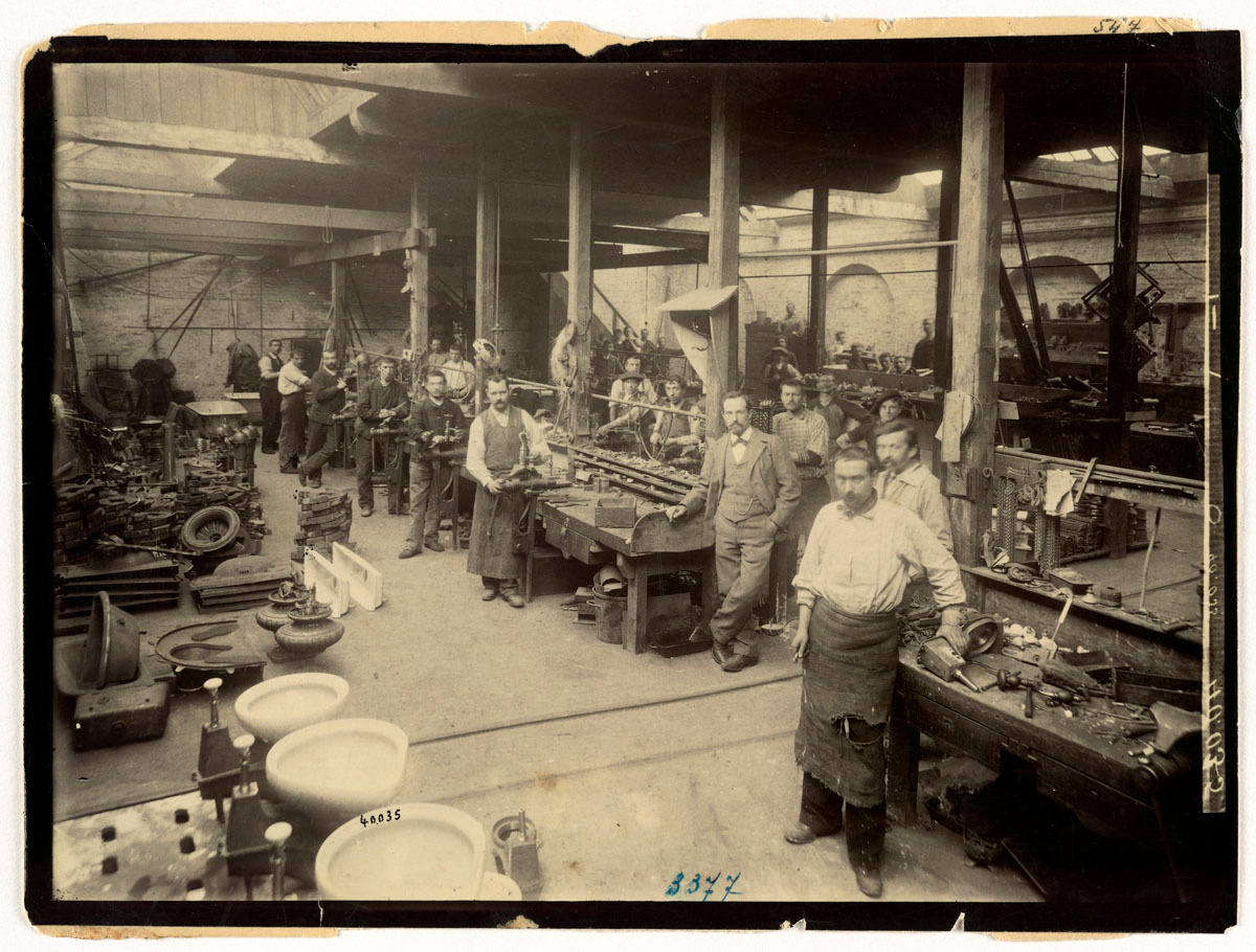 La photographie montre l'intérieur de la quincaillerie de l'usine