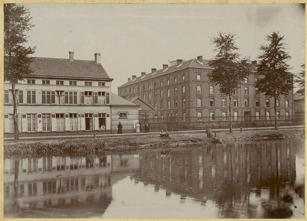 La photographie montre le Familistère de Laeken au bord du canal de Willebroek
