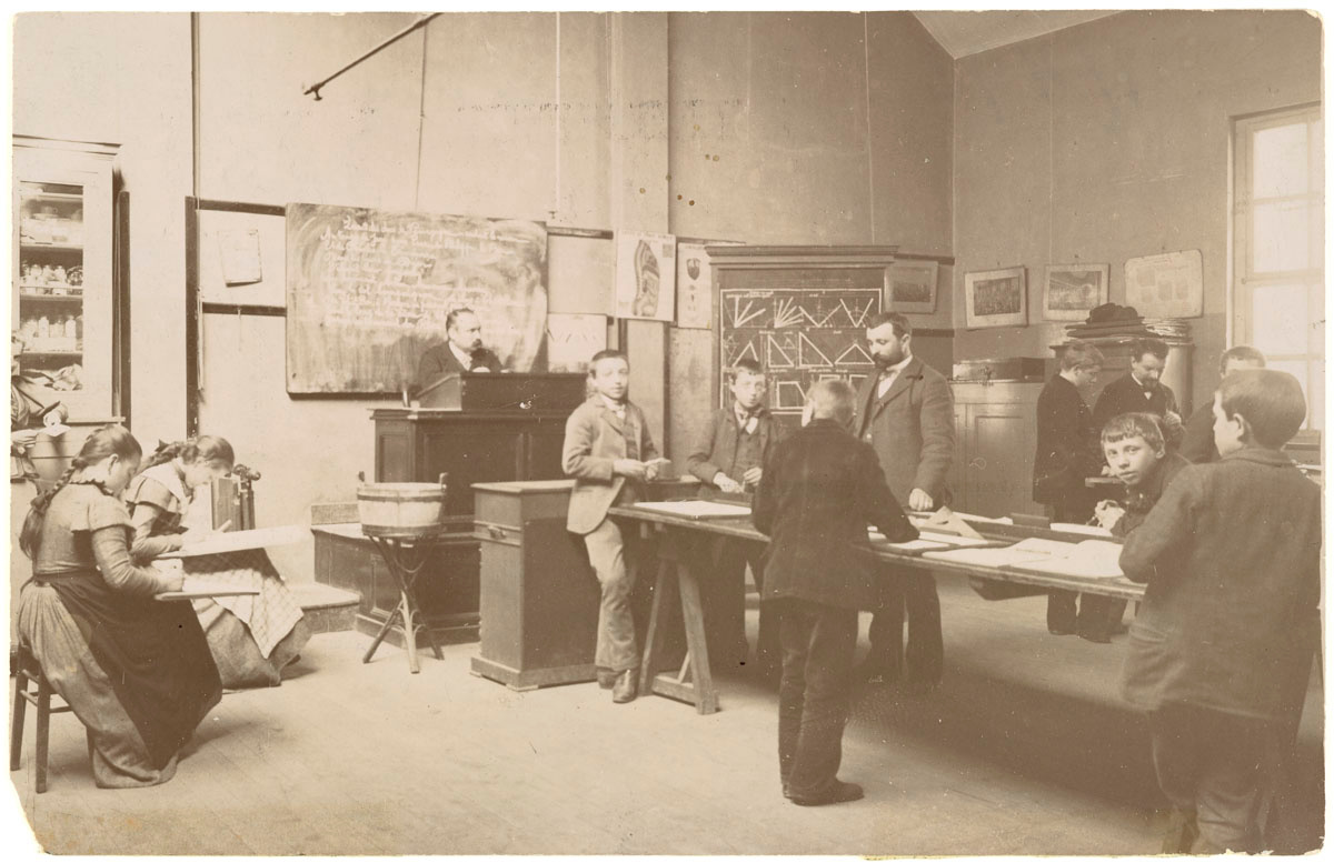 La photographie montre un cours de dessin dans les écoles du Familistère