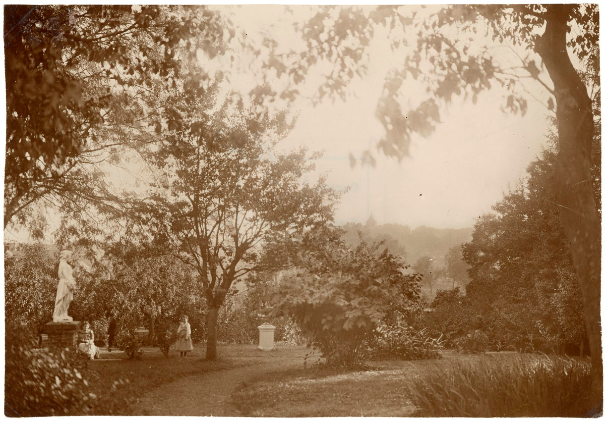 La photographie montre une partie du jardin du Familistère