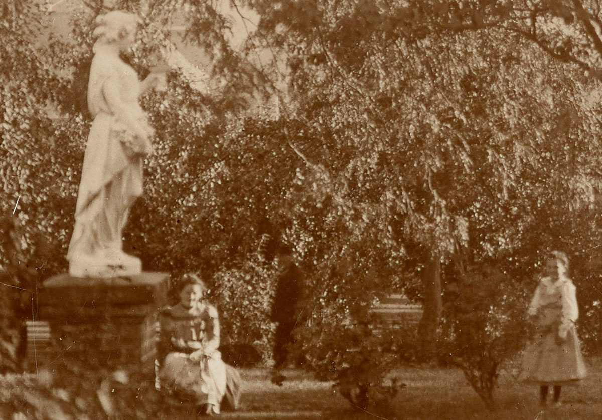 Détail de la photographie du jardin du Familistère avec une statue.