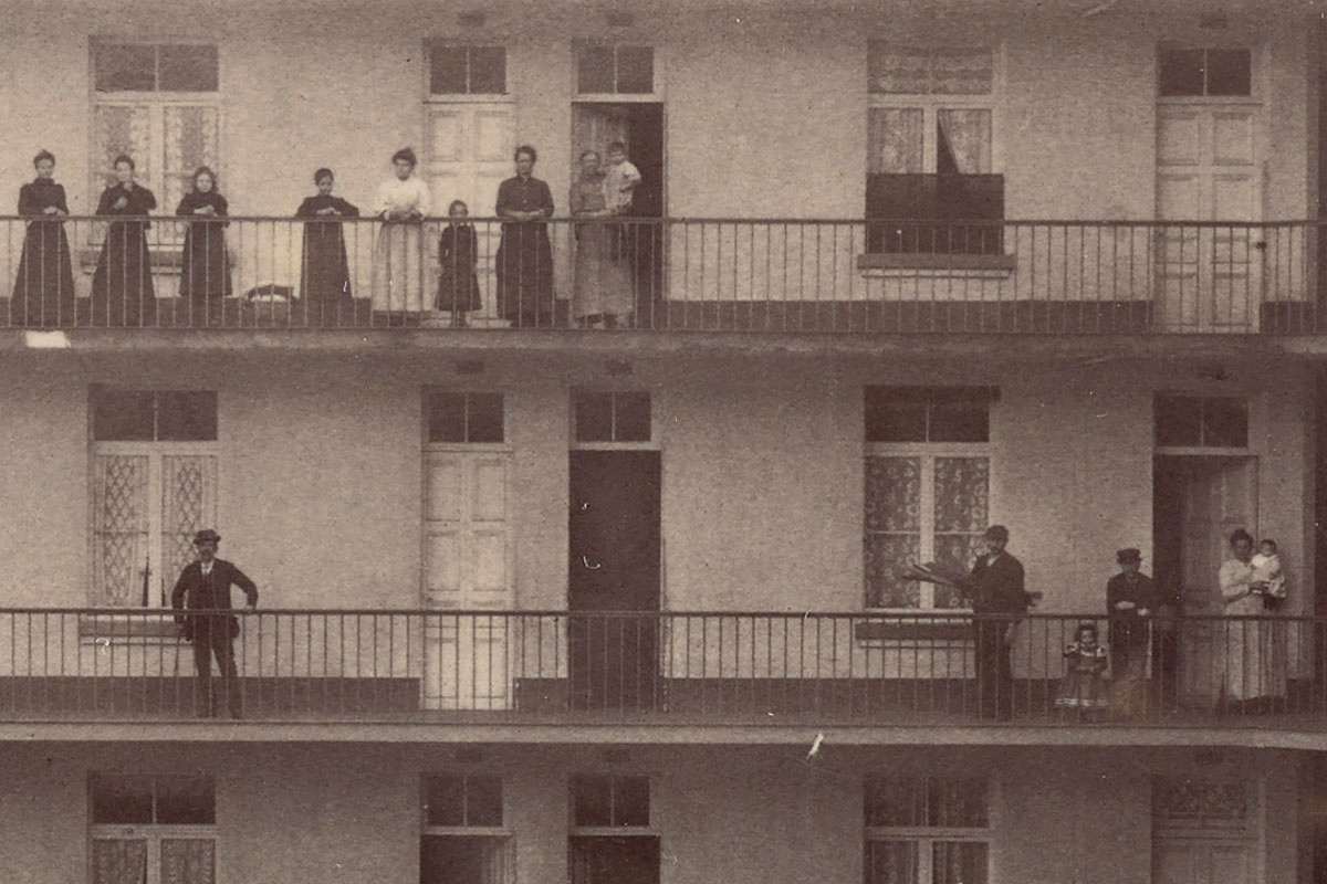 Détail de la photographie de la cour du pavillon Cambrai du Familistère.