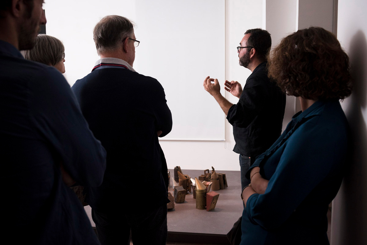 La photographie montre Olivier Darné au milieu d'auditeurs.