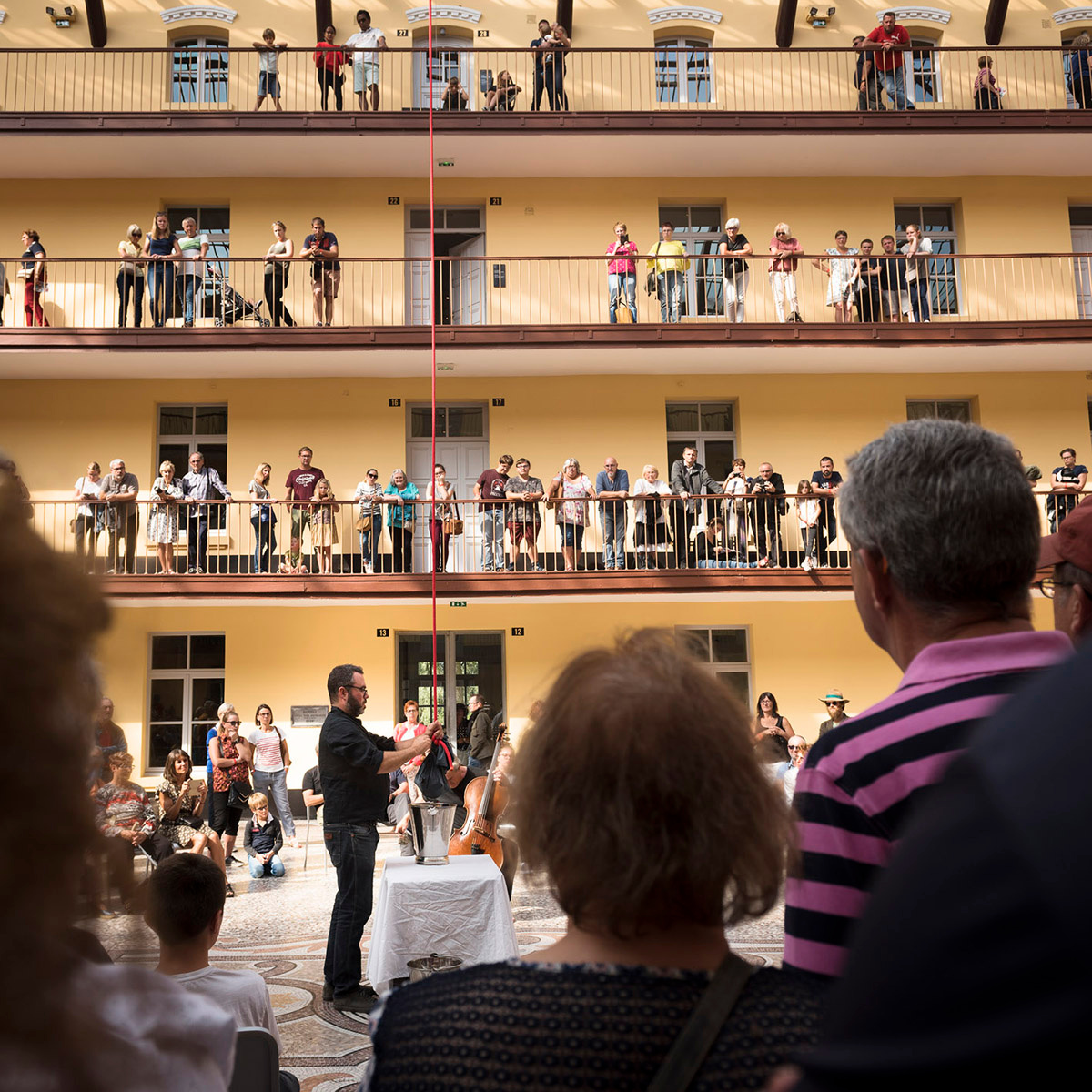 La photographie montre Olivier Darné au centre de la cour du pavillon central