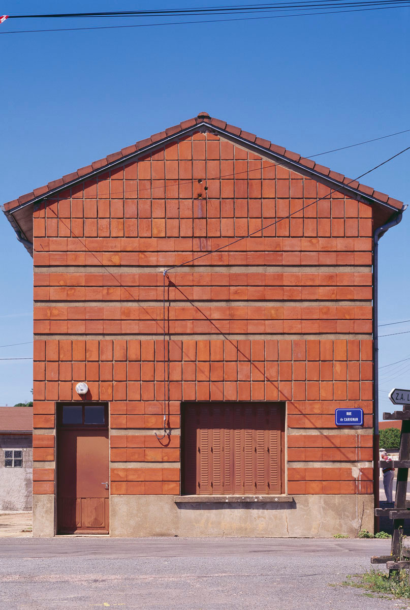 La photographie est une vue frontale d'une construction en brique