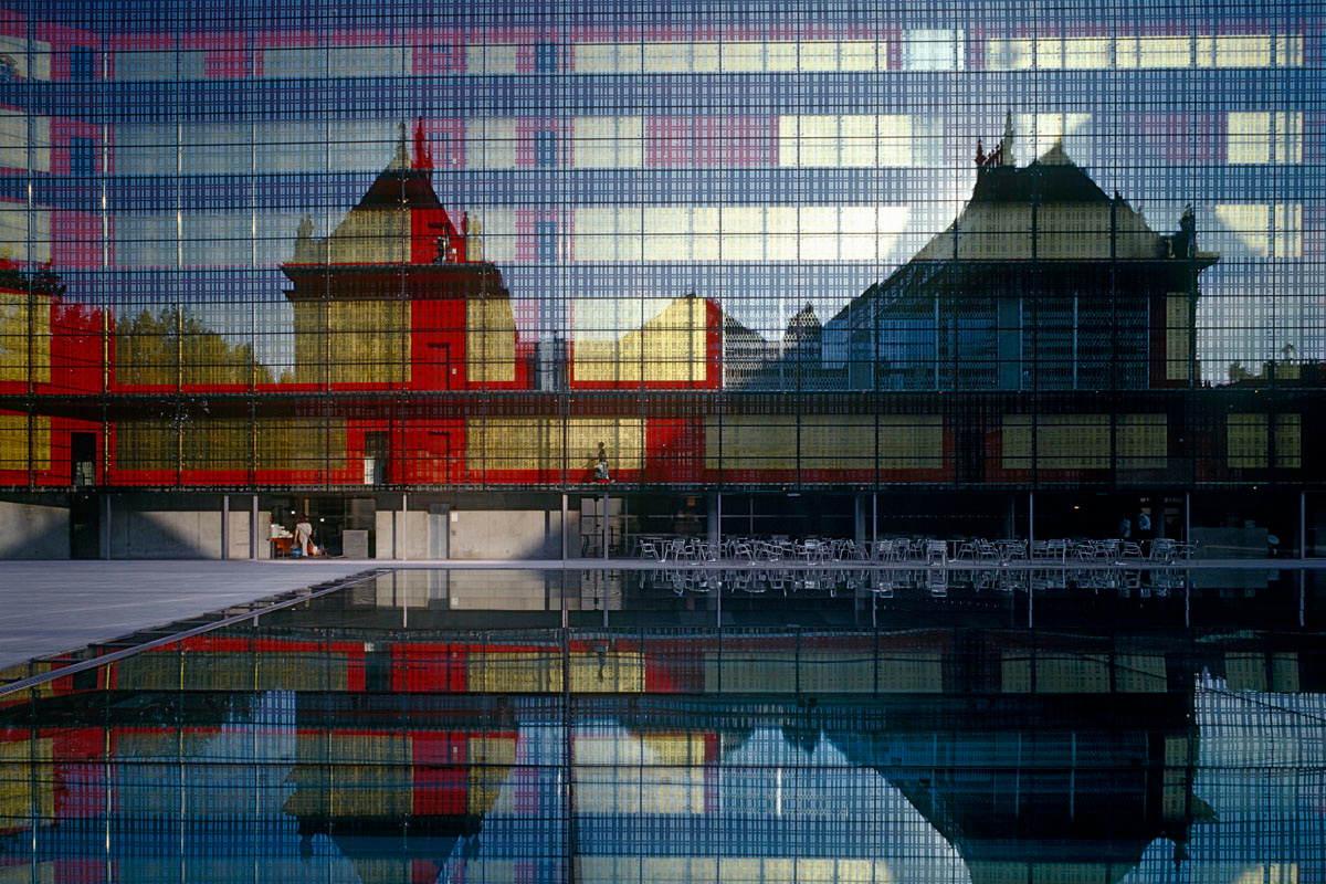 La photographie montrer le reflet d'un bâtiment sur une façade de verre