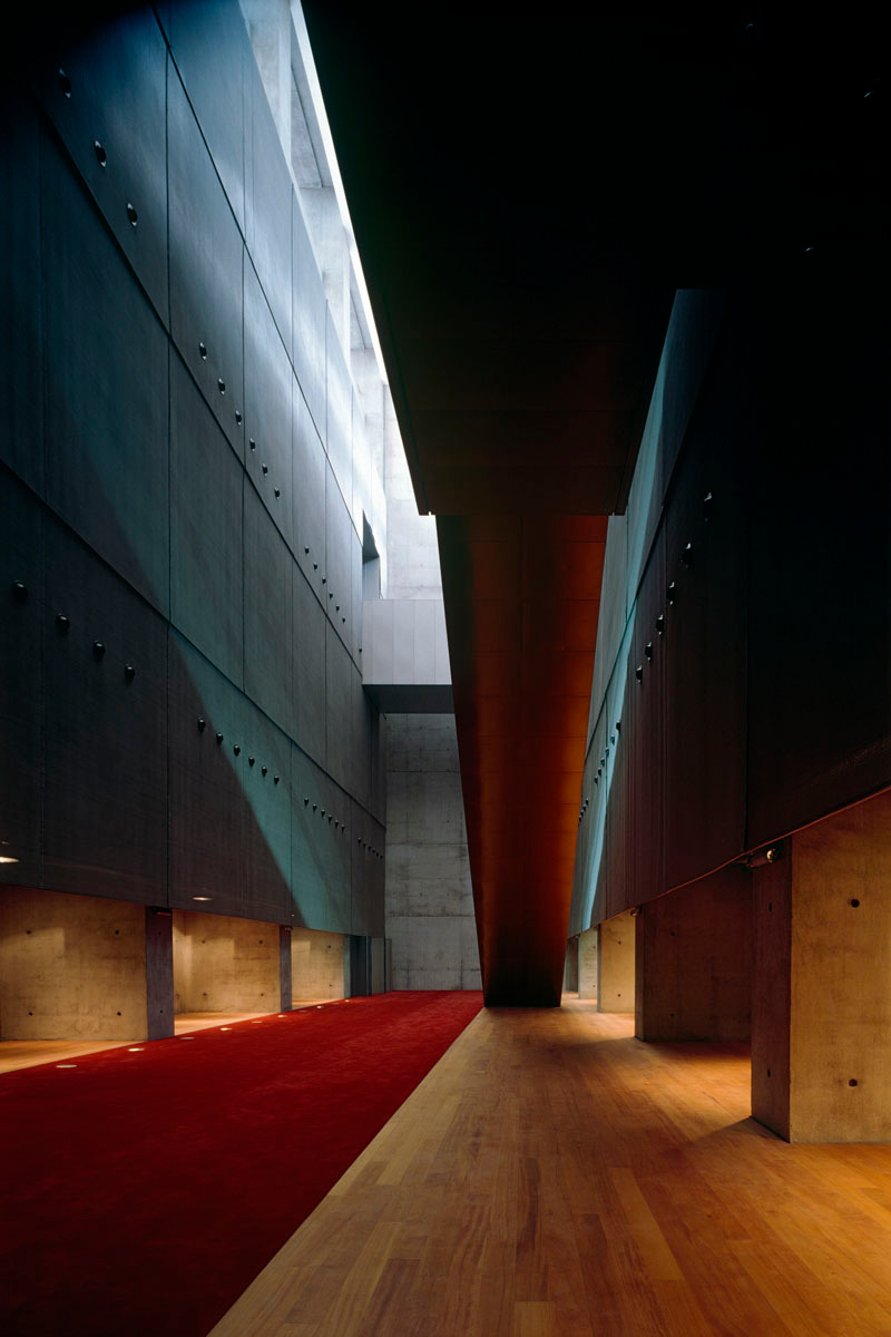 La photographie montre l'arrière d'un escalier à l'intérieur de la Bibliothèque