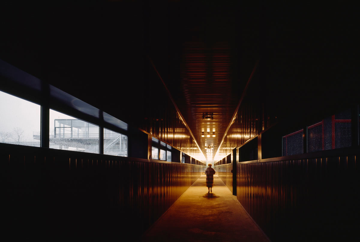 La photographie montre une personne marchant dans un couloir