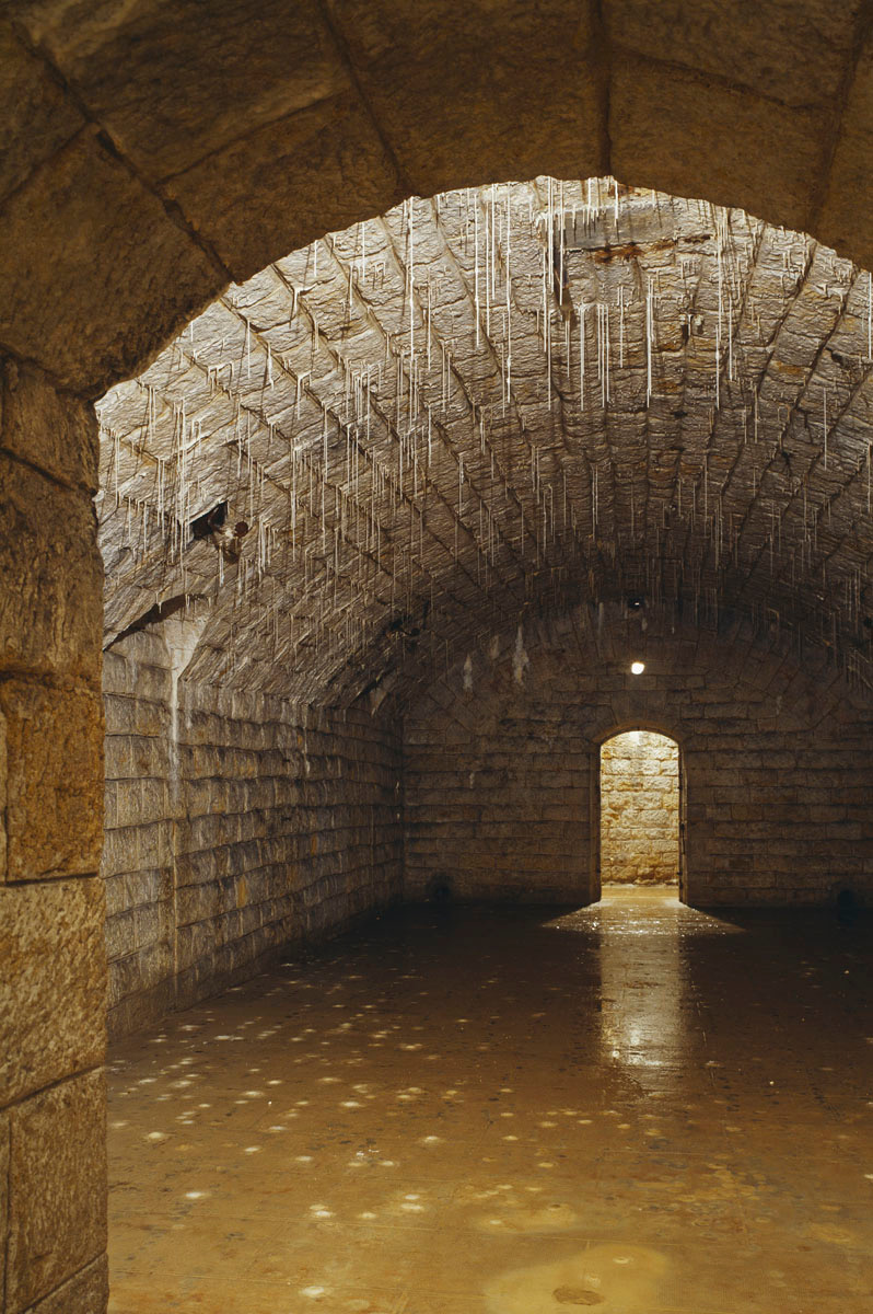 La photographie montre une salle souterraine.