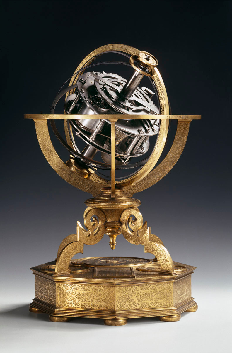 La photographie montre le mécanisme d'horlogerie d'un globe céleste.