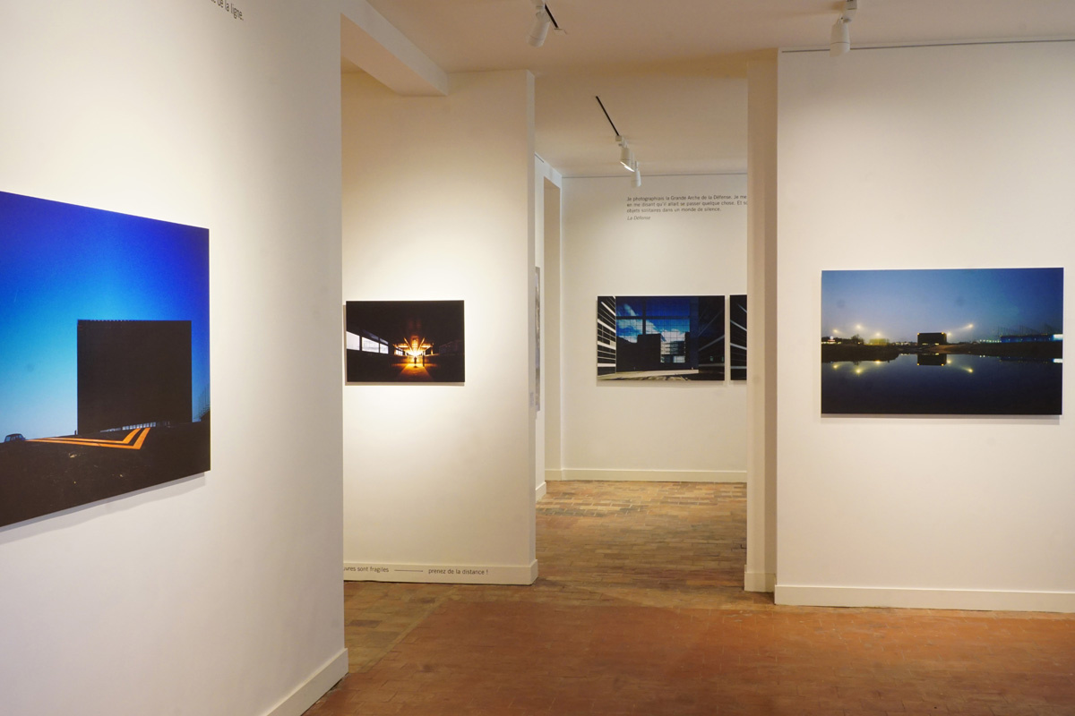 La photographie est une vue de la première salle de l'exposition.