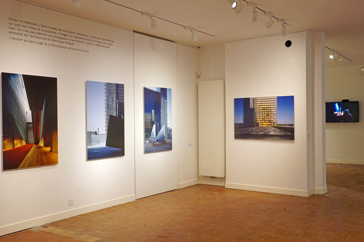 La photographie est une vue de la première salle de l'exposition.