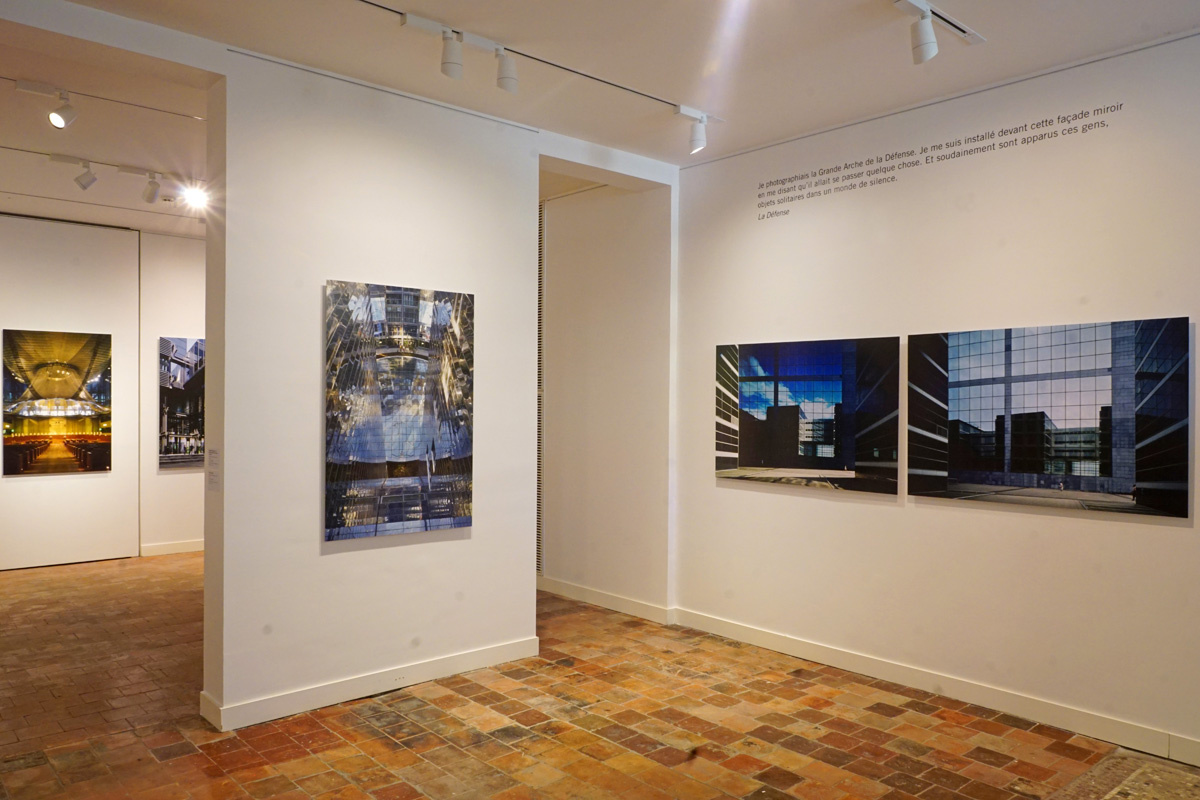 La photographie est une vue de la première salle de l'exposition.