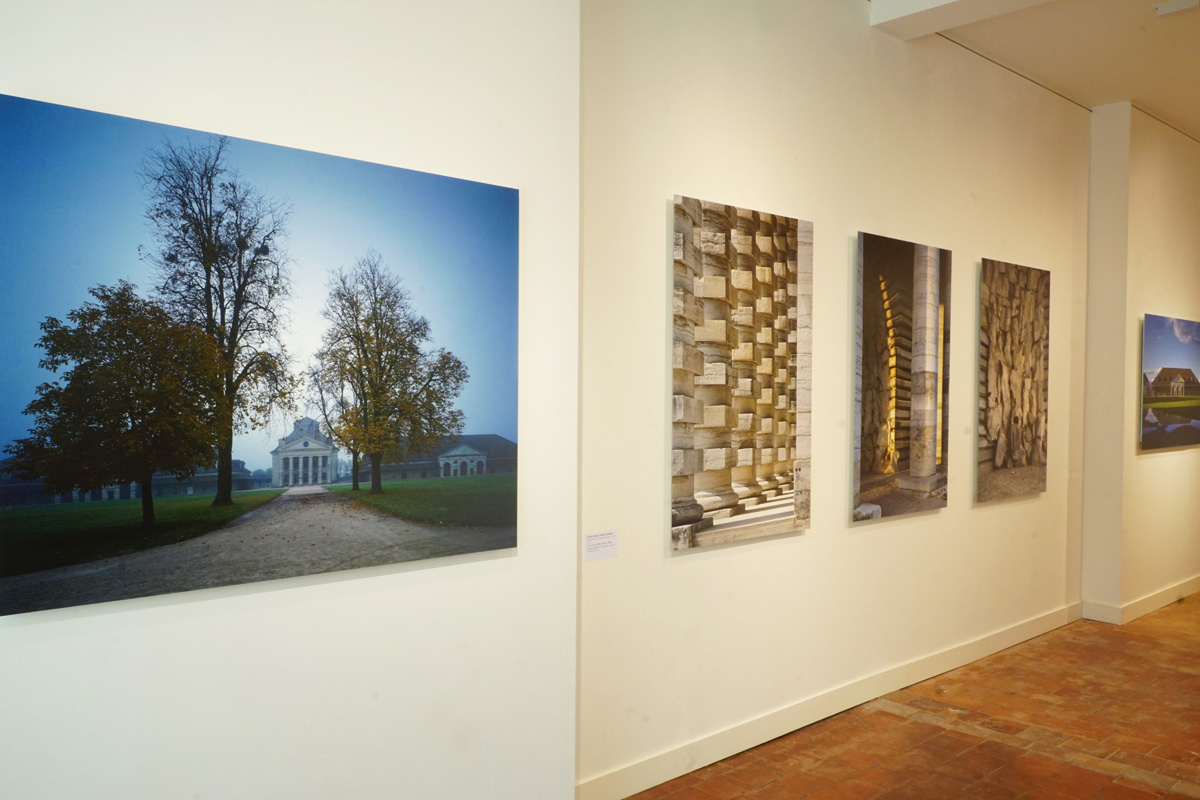 La photographie est une vue de la deuxième salle de l'exposition.