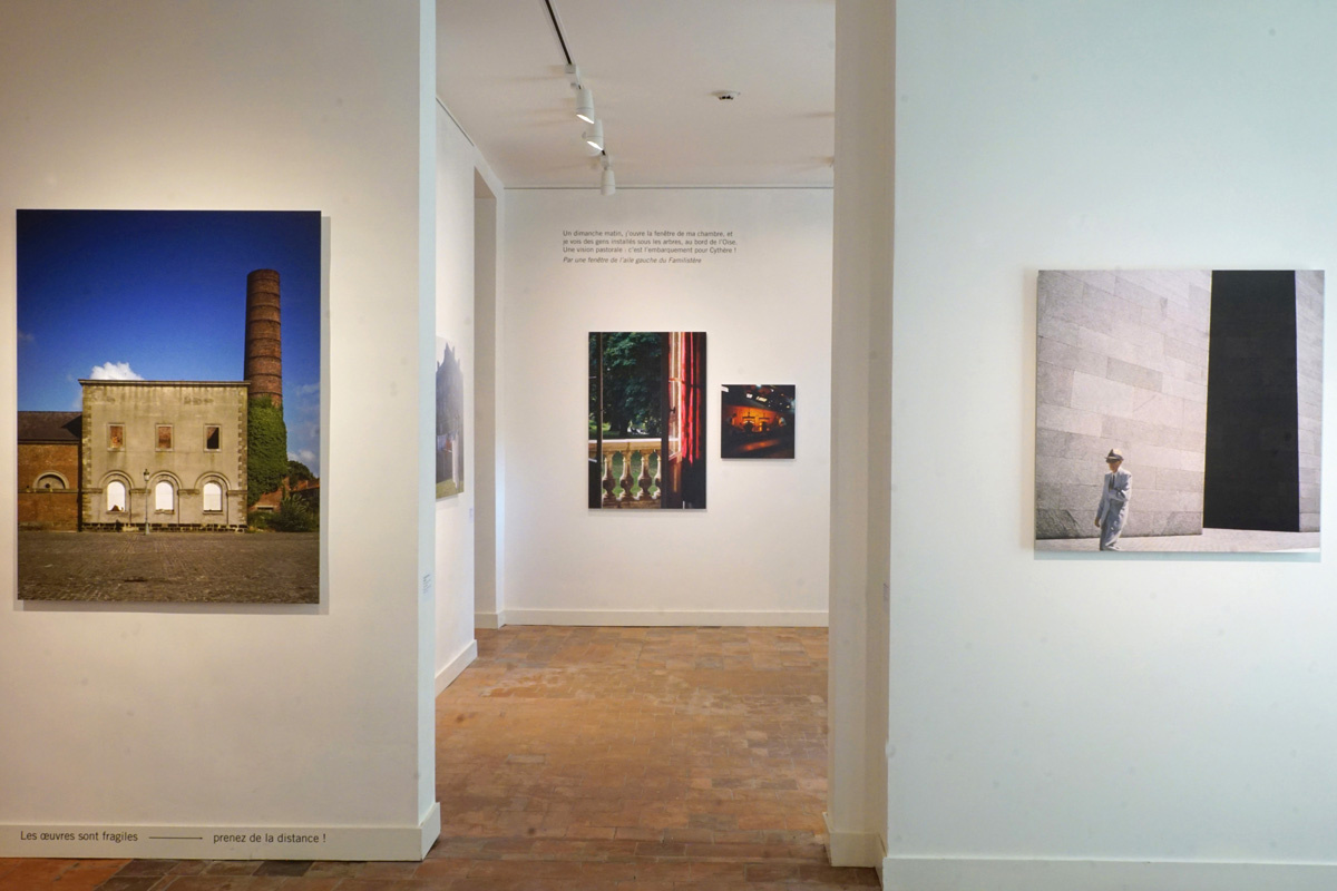 La photographie est une vue de la deuxième salle de l'exposition.