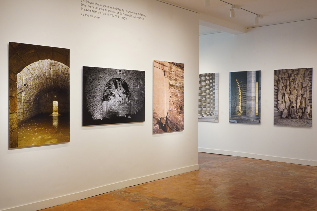 La photographie est une vue de la deuxième salle de l'exposition.