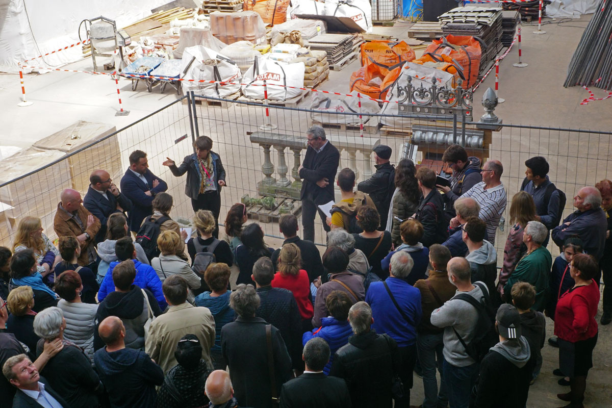 Charlotte Hubert fait visiter le chantier de l'aile gauche au public.