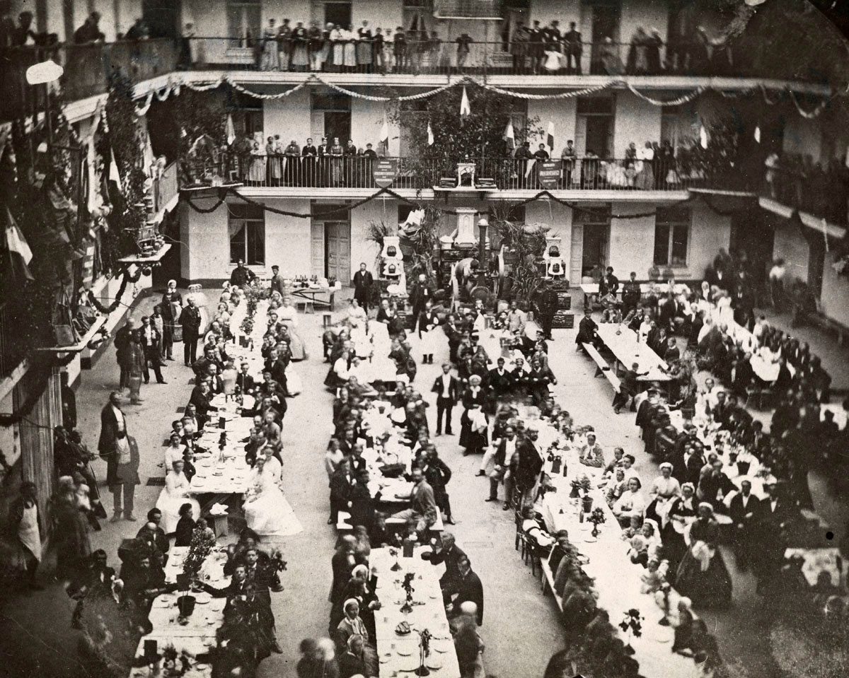 La photographie montre un grand banquet dans la cour du pavillon central