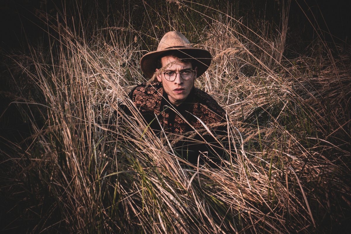 Homme dans les herbes hautes