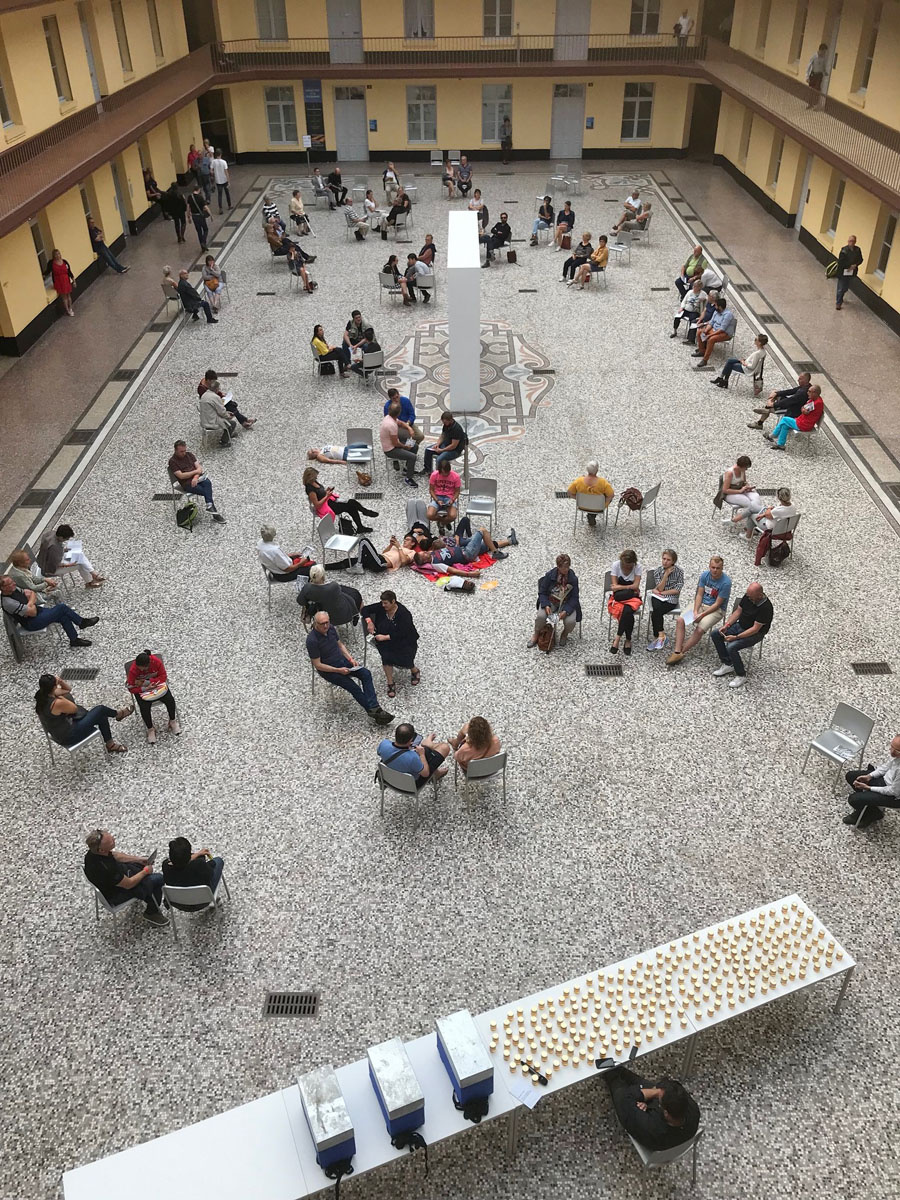 La photographie est une vue de la cour du pavillon central.