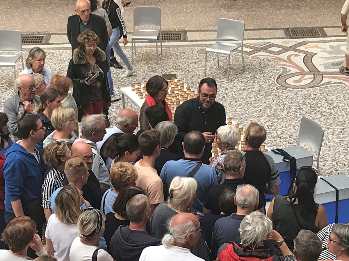 La photographie montre Olivier Darné au milieu de la foule.