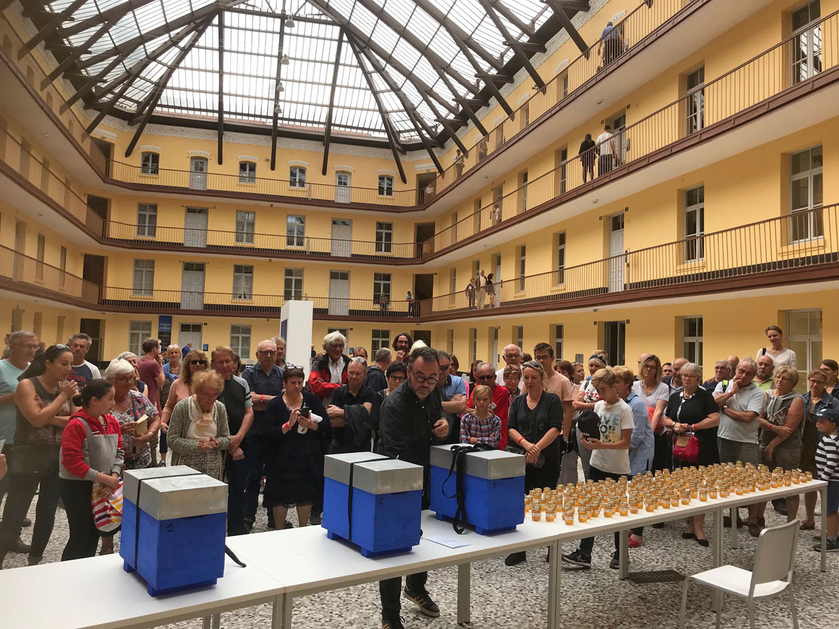 La photographie montre le partage du butin dans la cour du pavillon central.