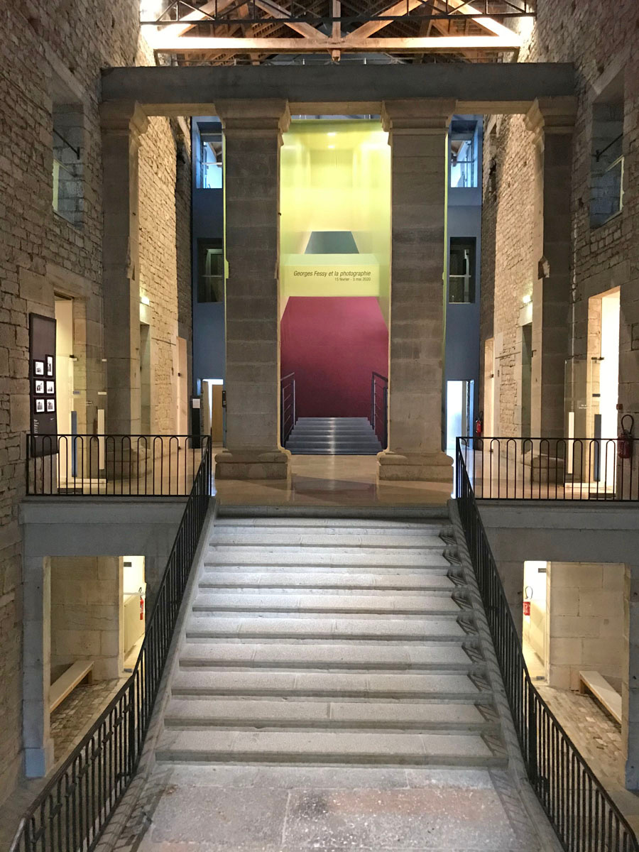 Vue d'une montée d'escalier dans la Saline d'Arc-et-Senans.