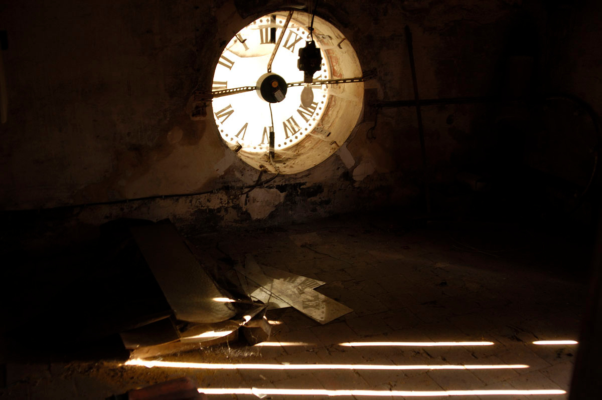 Vue de l'envers du cadran de l'horloge du Familistère