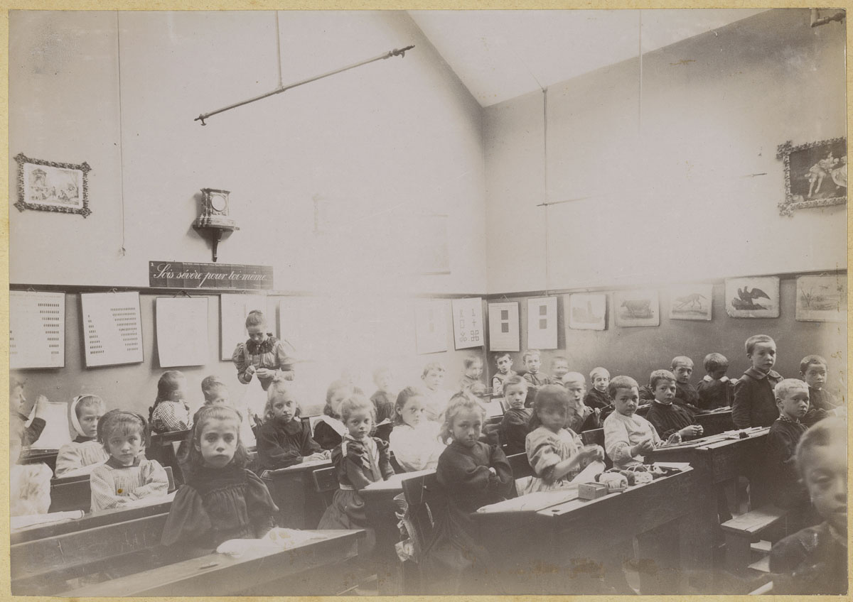 Vue intérieure d'une classe d'école du Familistère