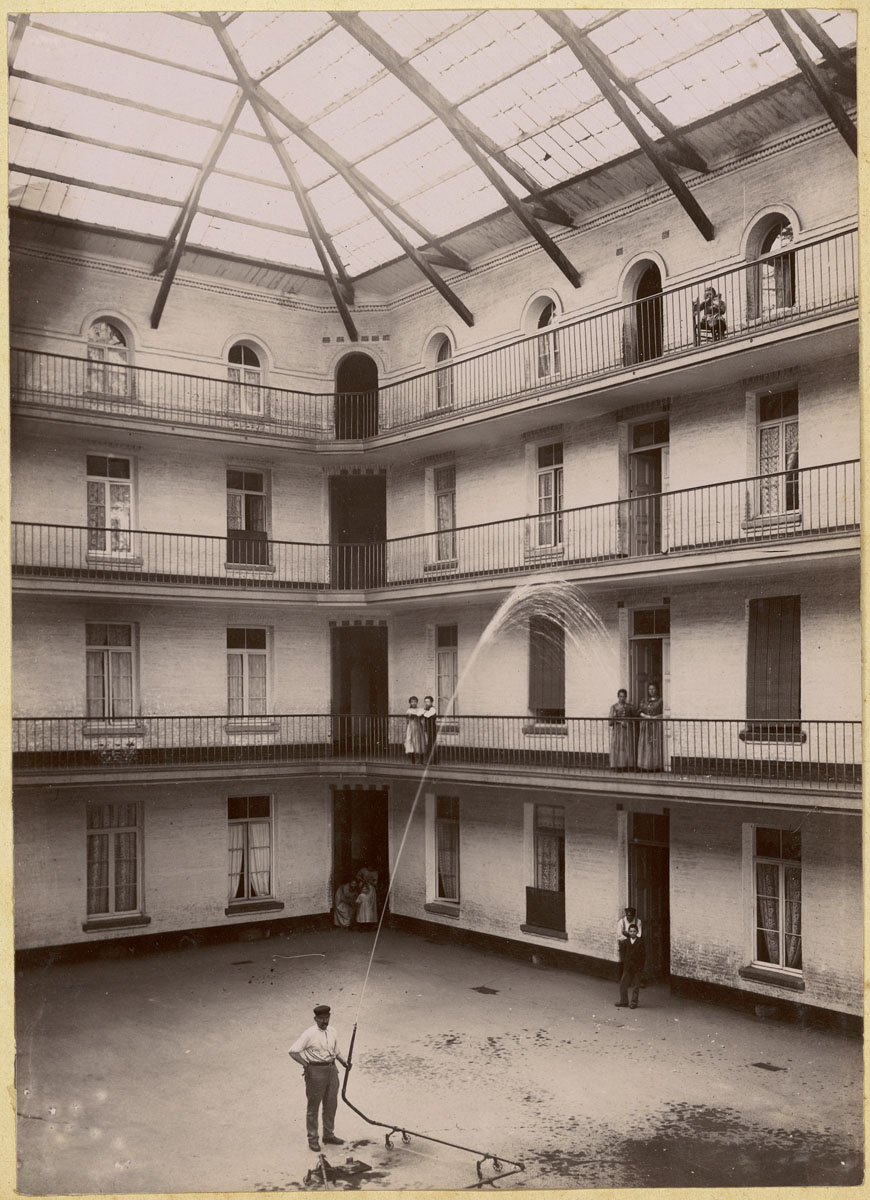 Vue de l'arrosage de la cour de l'aile gauche.