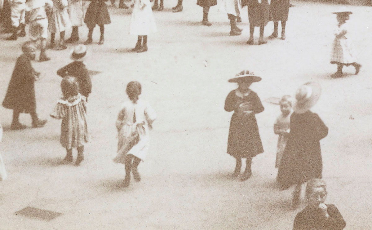 Enfants dans la cour du pavillon central