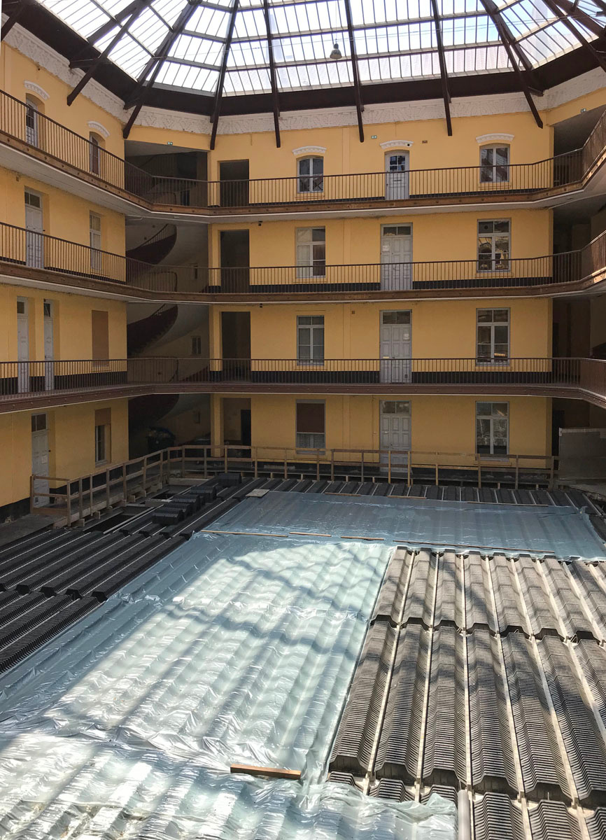 Vue du chantier de la cour de l'aile droite du Palais social